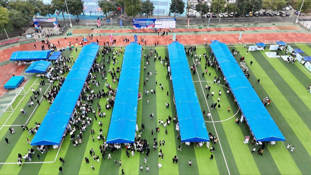 学校举办2026届毕业生秋季校园双选会暨“宏志助航计划”专场招聘会