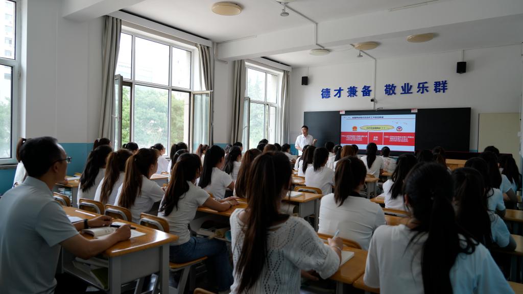 牟录贵走进思政课堂讲授“形势与政策”课