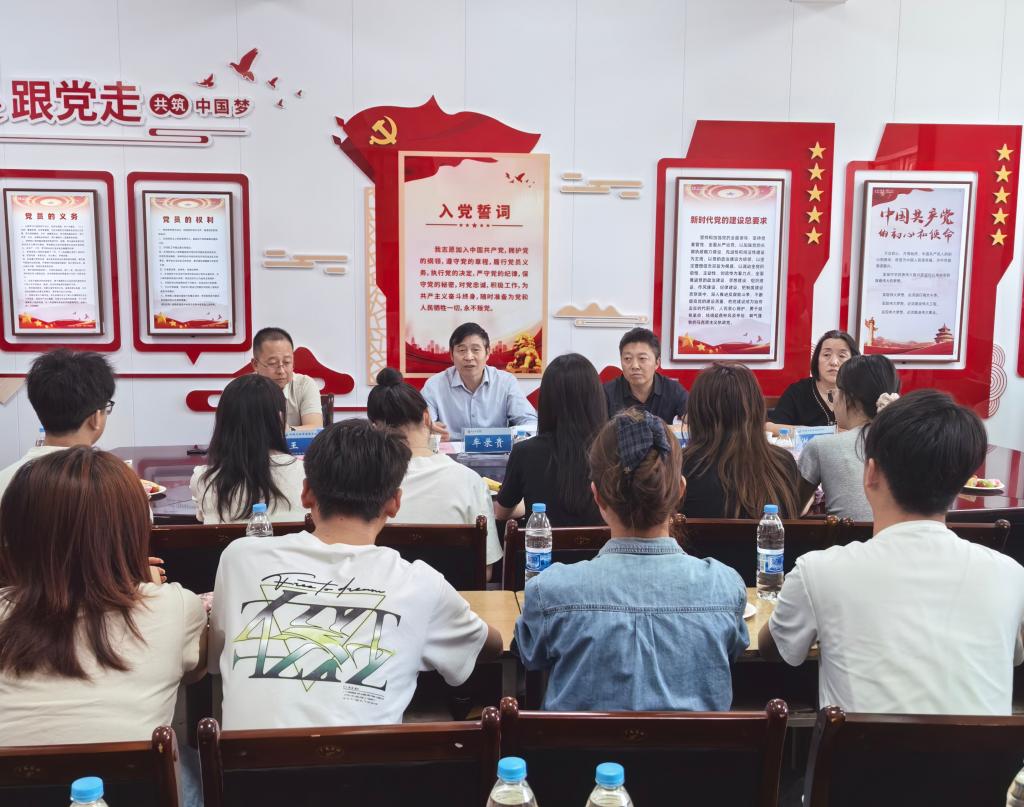 倾听学子心声 聚力赋能成长——环境与城市建设学院召开师生代表座谈会