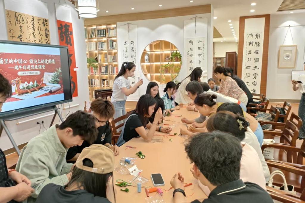 图书馆开展“端午非遗思政课堂”主题党日活动——让爱国情怀在指尖传承