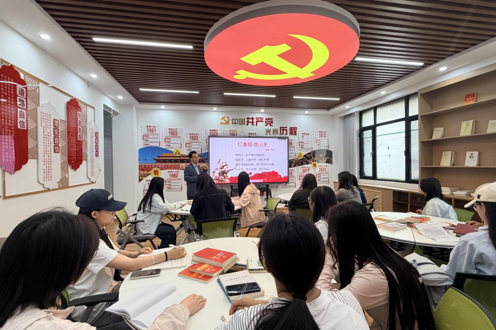 思政课堂进社区 薪火相传担使命——艾黎“一站式”学生社区开展专题党课宣讲（一）