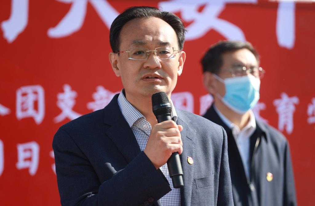 张乐群,许尔忠,李慕堂,以及团干部代表,老团员代表向新团员颁发了团员