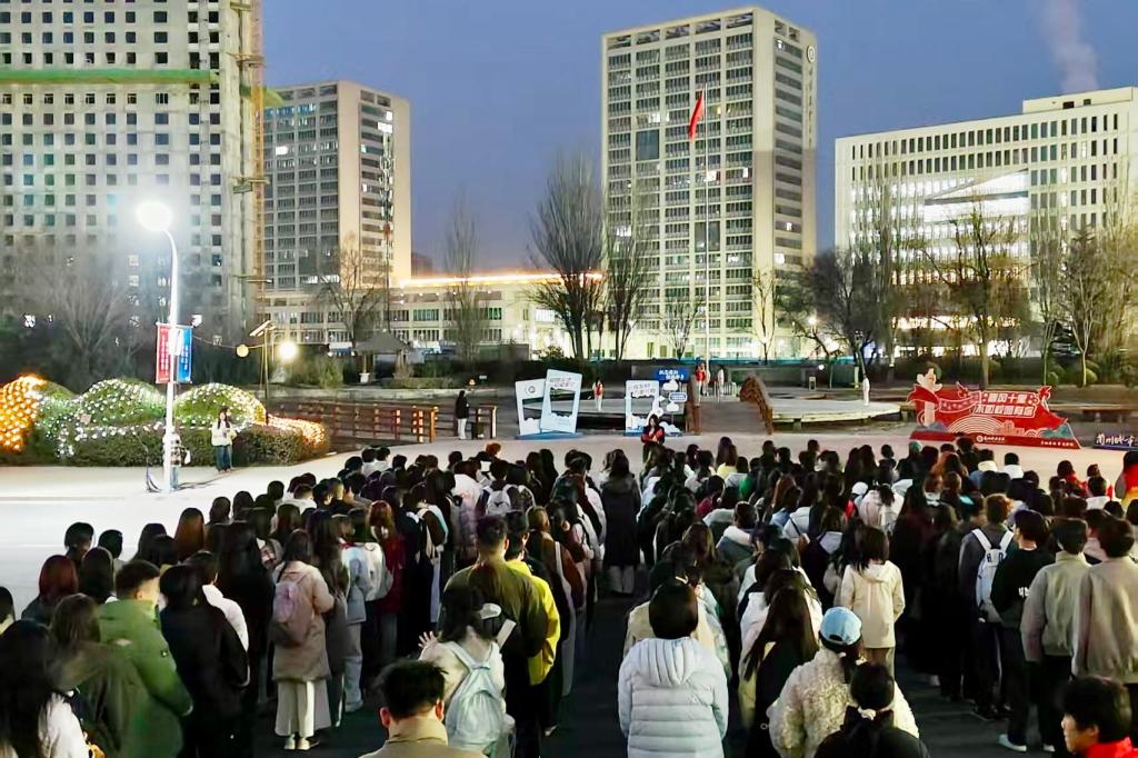 校团委组织开展2025至2026学年第二学期首次升国旗观礼暨“学雷锋 做志愿 共同奋进‘十五五’”主题团日活动
