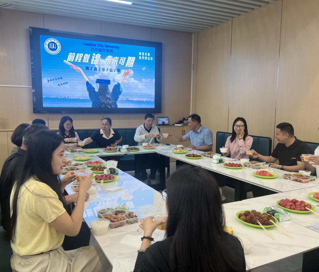 学校举办“共进午餐 ‘味’你饯行” 2025届毕业生代表叙餐会