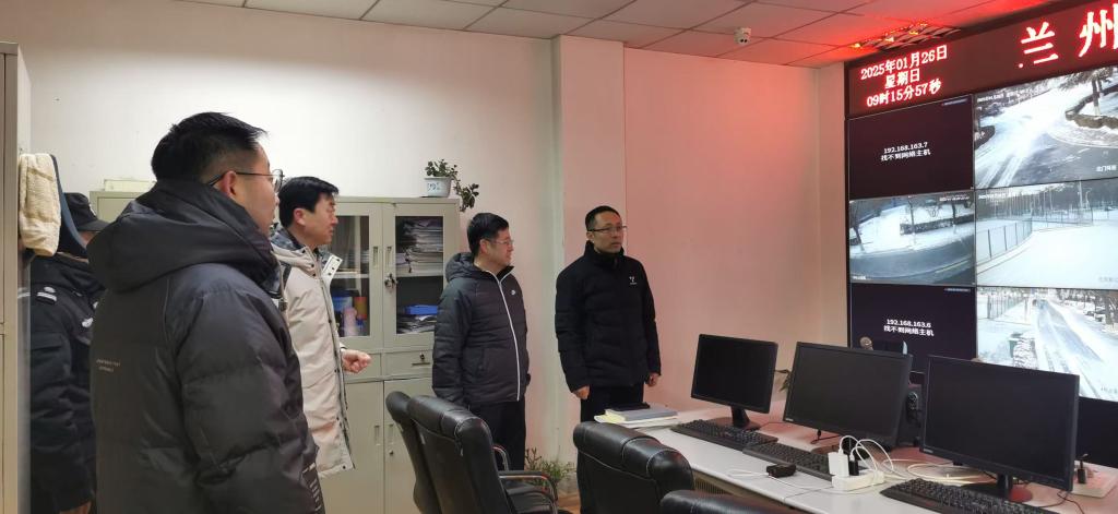 寒冷冬日 温情关怀 ——学校温情慰问寒假坚守一线教职工