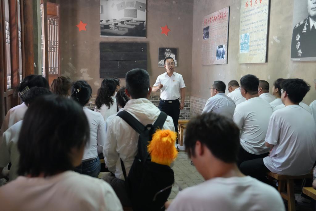 应用技术学院开展纪念长征胜利90周年主题党日活动