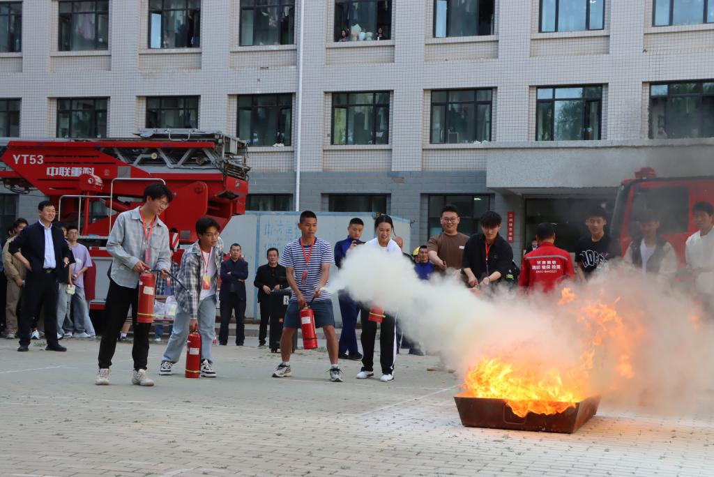 学校联合安宁消防救援大队展消防应急救援暨地震安全疏散演练